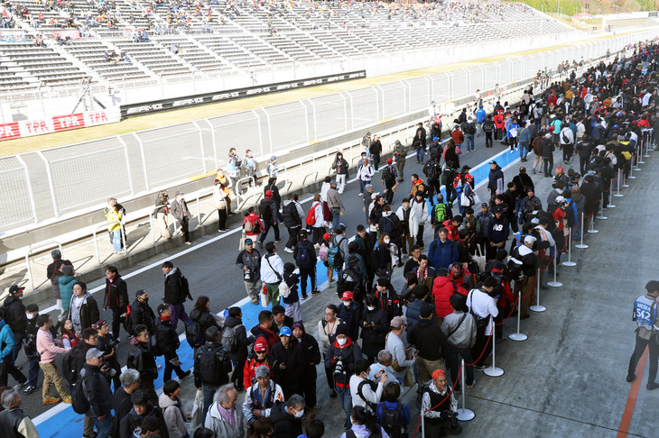 約1時間にわたって行われたピットウォーク。現役およびレジェンドドライバーのサイン会には長蛇の列ができていた。