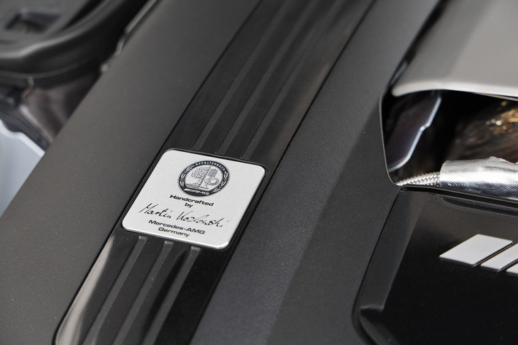 AMGには、エンジンの組み立てをひとりのマイスターが行う“One man, One engine（ワンマン、ワンエンジン）”という伝統が今も息づいている。マイスターによって組み立てられたエンジンには、それを証明するサイン入りのプレートが備わる。