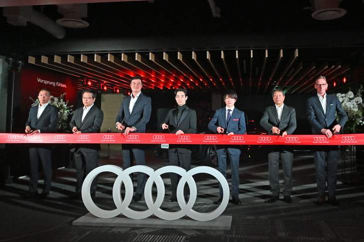 関係者に内村選手らを交えたテープカットの様子。