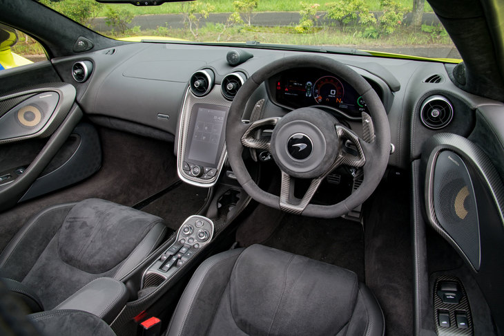 アルカンターラとカーボンで仕立てられたスポーティーなインテリア。重さを極力排すべく、インフォテインメントシステムにはボタンの少ないタッチスクリーン式を採用。ポケットやカーペットの類いも省かれている。