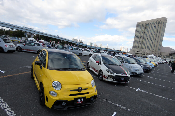 駐車場にズラリとならんだアバルト。「500」や「595」「124スパイダー」などとともに、ちょっと懐かしい「アバルト・プント」などの姿も数多く見られた。