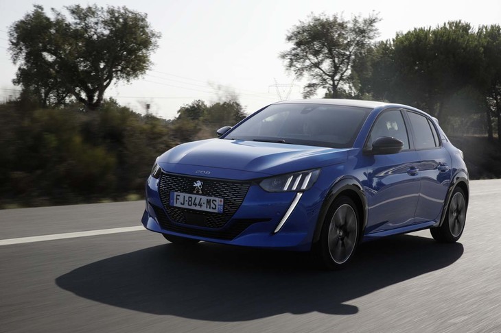 同じPSAグループのシトロエン車とは対照的に、新型「208」は、ロールを抑えた軽快な走りが持ち味となっている。