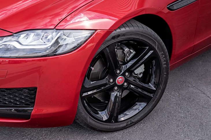 販売車両はオプションの19インチ5スポークアロイホイール（21万4000円）を装着。走行距離は約3800kmと少なく、タイヤの山は十分に残っていた。