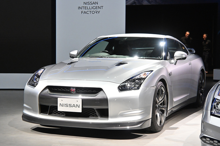 2025年8月に生産終了した「日産GT-R」は、世界的に知られた日本生まれの高性能車。写真の初期型が発売されたのは、さかのぼること18年の2007年12月だった。