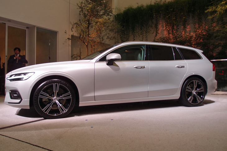 伸びやかなプロポーションを見せる、新型「ボルボV60」。先代に比べ、全長は125mm延長された一方、全高は45mm低められた。