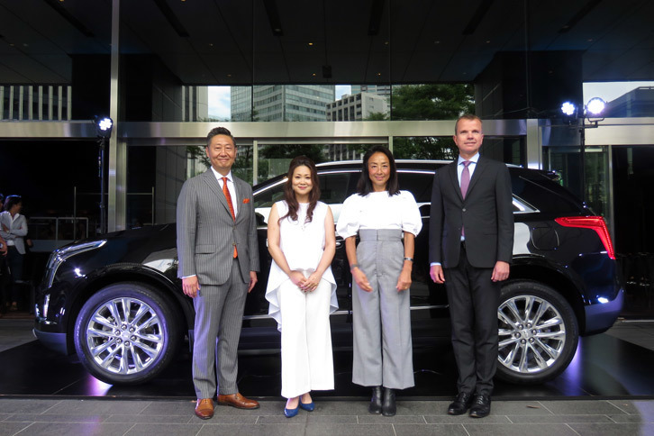 左からゼネラルモーターズ・ジャパンの若松 格社長、「XT5クロスオーバー」の魅力を訴求する「パワーウーマン プロジェクト」アンバサダーの高安晶子さんと亘つぐみさん、グローバル キャデラックのウヴァ・エリングハウス チーフマーケティングオフィサー。