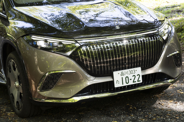 ボンネットの先端にはスリーポインテッドスターのマスコットが備わる。縦桟が細かく並んだ部分はつるりとしたパネルである。