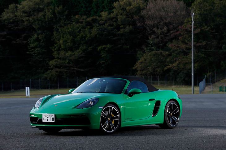 ボディーカラーは写真の「パイソングリーン」を含む全16色。4色のソフトトップとの組み合わせが可能だ。