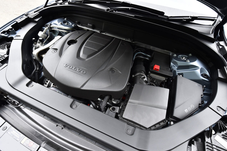 「XC60 D4」の2リッター直4ディーゼルターボエンジン。燃費はJC08モードで16.1km/リッターと公表される。