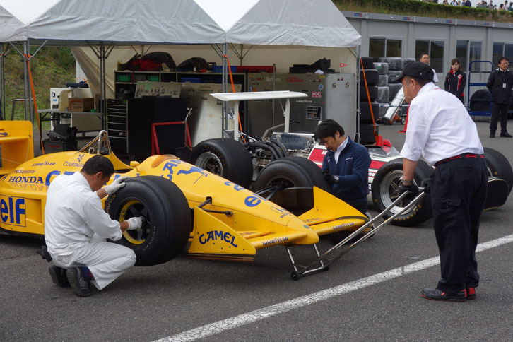 F1マシンは軽いので、フロント側の方が持っている器具を、てこの原理で「エイヤッ！」とやると持ち上がってしまうのだ。