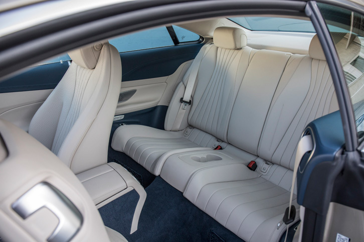 後席については、従来モデルから縦、横、高さの全方向において空間を拡大。特にレッグルームは912mmと、従来モデルより74mmも広げられている。