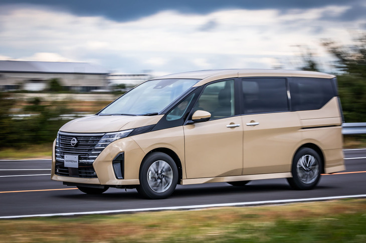 「利休」と呼ばれる新色のボディーカラーをまとった「セレナ ハイウェイスターVプロトタイプ」の走行シーン。