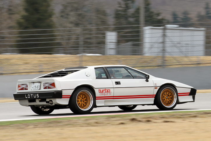 ジウジアーロの手になるシャープなウエッジシェイプが特徴的な、1987年「エスプリS3ターボHC」。