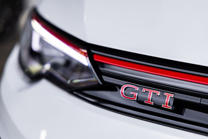 フロントグリルに輝く「GTI」のエンブレムと、グリルの上部に配されたレッドラインは、1976年に誕生した初代「ゴルフGTI」から最新モデルにまで続くGTIの専用アイテムだ。