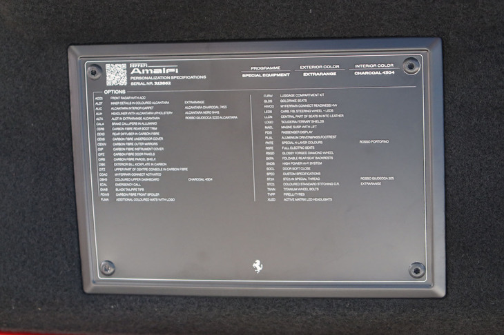 フェラーリ・アマルフィ（トランクリッド裏面にある装備一覧）