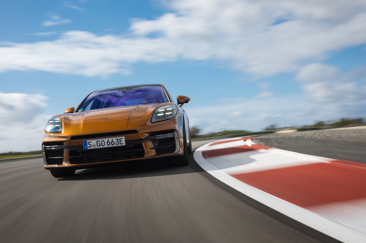 モンテブランコサーキットを走る「パナメーラ ターボEハイブリッド」。現状における、3代目パナメーラのトップグレードである。