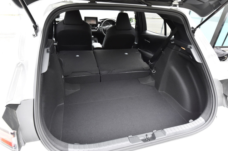 1.2リッターターボエンジン搭載車の荷室。後席の背もたれは倒せるもののの、フロアとの間には段差ができていた。