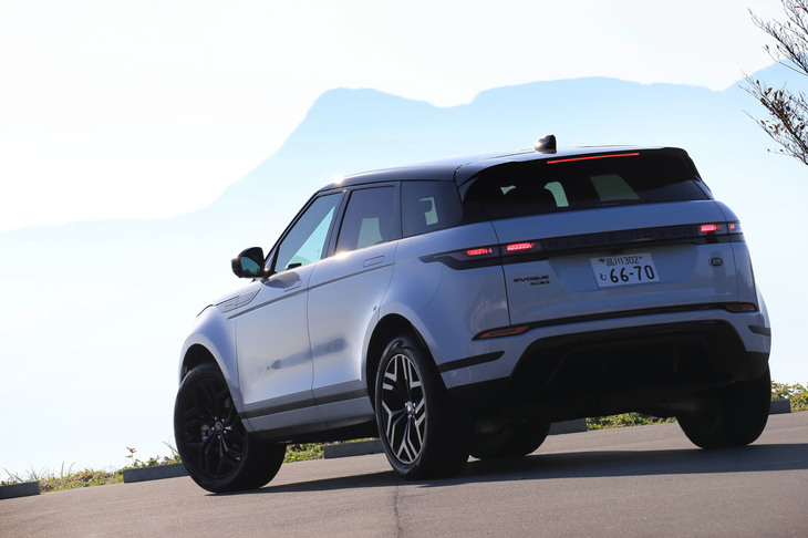 外装には11種類の車体色と、“ボディー同色”を含む3種類のルーフカラーを用意。試乗車は「ユーロンホワイト」の車体色に黒のコントラストルーフの組み合わせとなっていた。