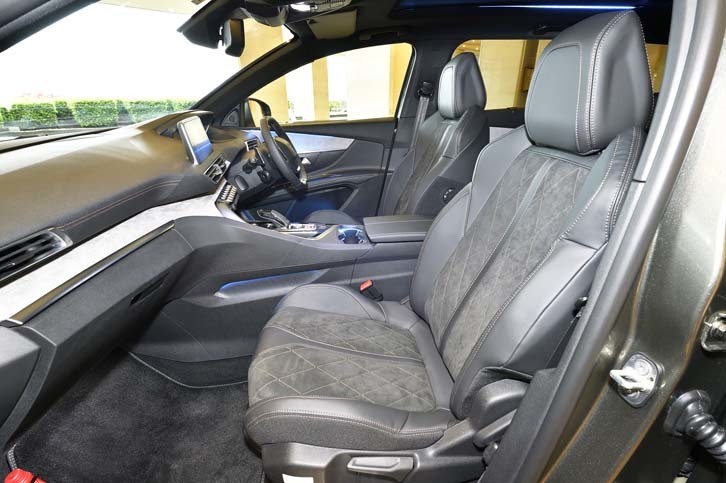 「GT BlueHDi」には、アルカンターラとテップレザーのコンビシートが標準で備わる。