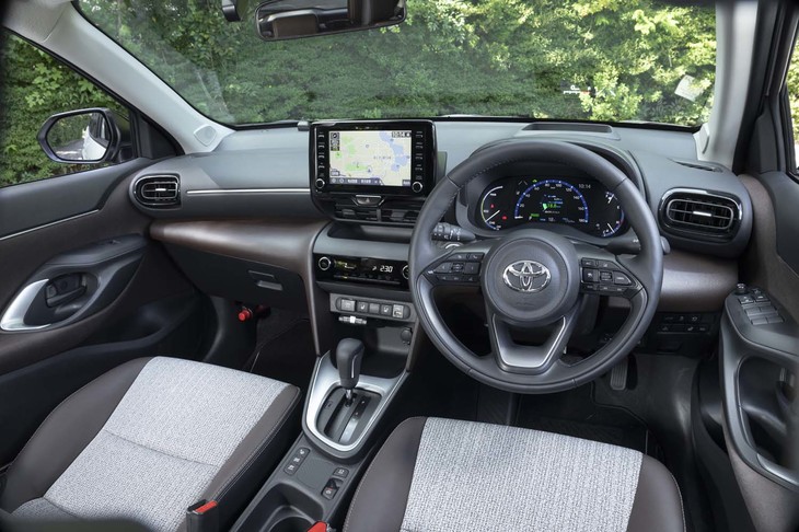 「ヤリス クロス ハイブリッドZ」のインテリアは、ダークブラウンがアクセント。縦にU字を描くセンターコンソールでSUVのたくましさが表現されている。