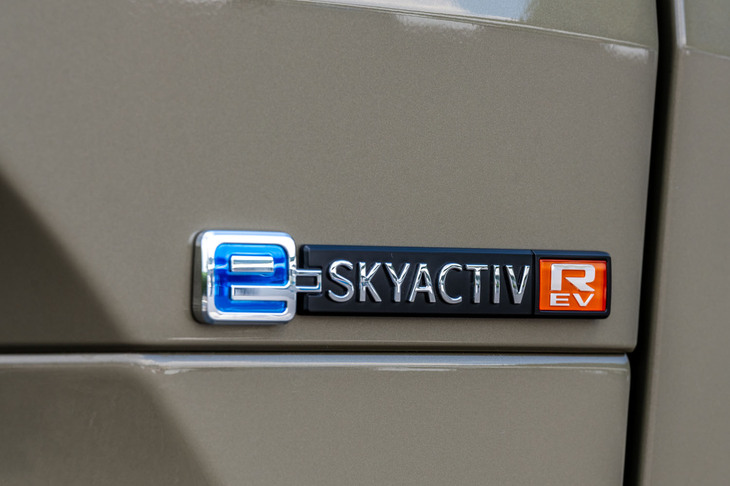 マツダMX-30ロータリーEV（リアのエンブレム）