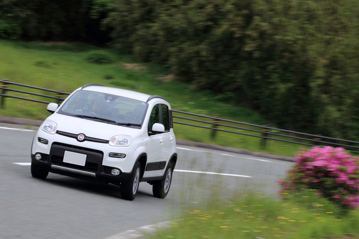 コーナーで大きくロールする「フィアット・パンダ4×4」。同車は都会的なクロスオーバーモデルとは異なり、かなり本格的な悪路走破性を有している。足まわりについても、サスペンションのストロークは長く、減衰力もソフトに調律されている。