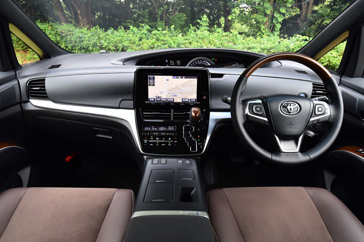 外観同様、丸みをおびたデザインのインテリア。インストゥルメントパネルの表面に合成皮革を採用し、下方にはサテン調のオーナメントパネルを装着するなど、上質感の向上が図られた。