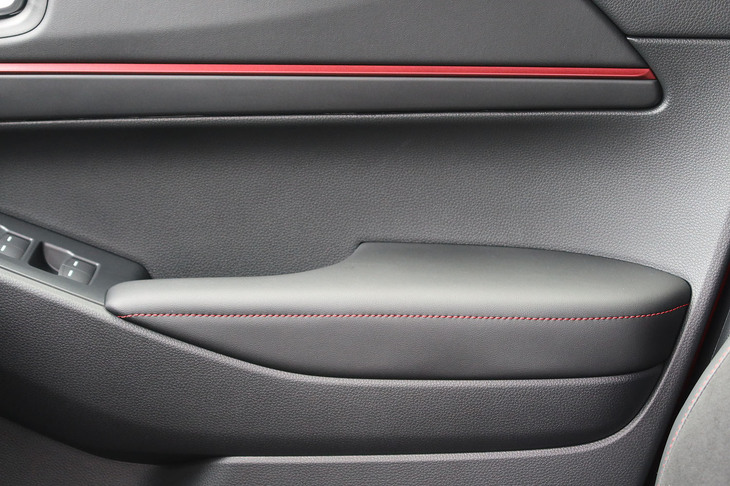 ホンダ・ヴェゼルe：HEV RS（運転席側ドアのインナーパネル）