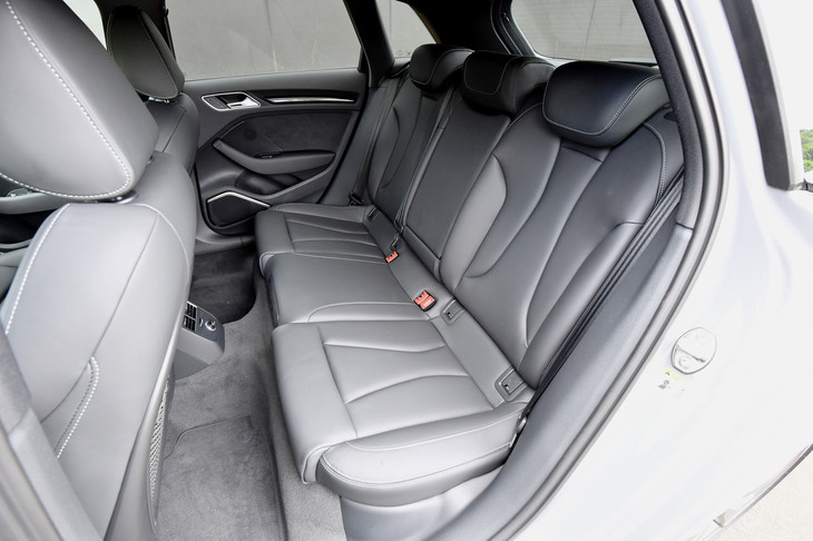 定員3人の後席。前席と同様、表皮には上質なファインナッパレザーが用いられている。