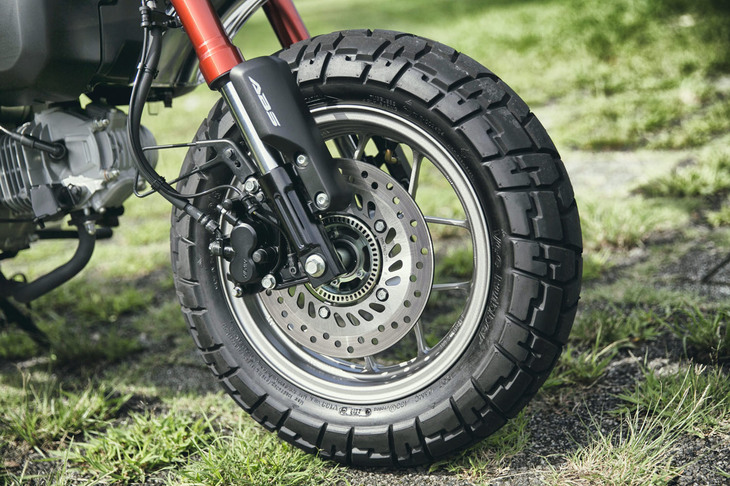 ブレーキは、前後ともにディスクブレーキタイプ。今回試乗したABS搭載モデル以外に、ABSを持たない3万2400円安のベーシックグレード（39万9600円）もラインナップされる。