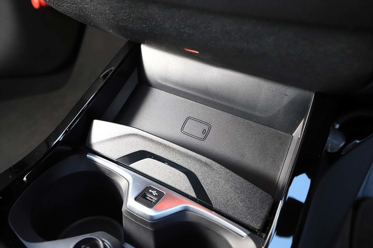 シフトセレクターの前方には、置くだけでスマートフォンを充電できるスペースが用意される。