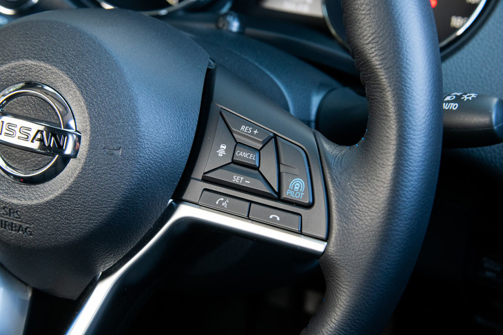 操舵支援機能付きクルーズコントロール「プロパイロット」の操作スイッチ。2020年1月の改良では、運転支援システムのセンサーが単眼カメラからミリ波レーダーに変更され、夜間検知性能の向上などが図られた。