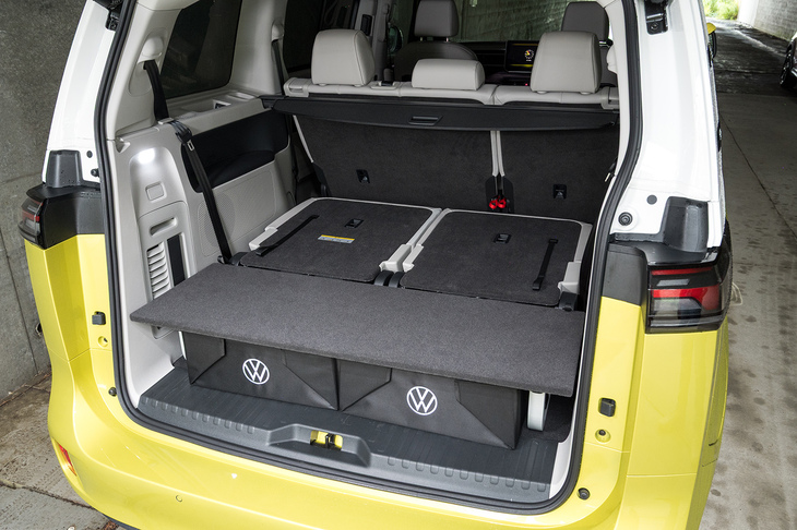 マルチフレックスボードがあるため、シートの背もたれを倒した跡地がフラットに使える。