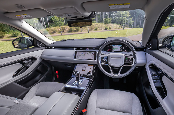 タッチ式スクリーンをセンターコンソールの上下に組み込み、スッキリとさせたインストゥルメントパネルまわりが特徴的な「イヴォーク」の2021年モデル。今回試乗した「S D200」グレードは、最新のオンラインインフォテインメントシステム「Pivi Pro」を標準装備している。