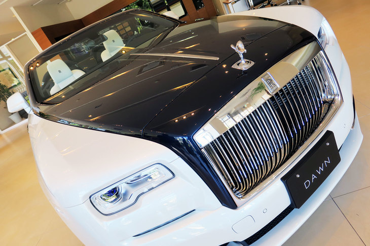 エクステリアは「アンダルシア・ホワイト」と「ミッドナイト・サファイア・ブルー」のツートーン。