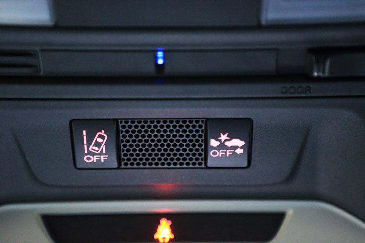 運転支援システム「アイサイト」は、駆動方式に関わらず「インプレッサ」全車に備わる。写真は、その一部機能のオンオフスイッチ。