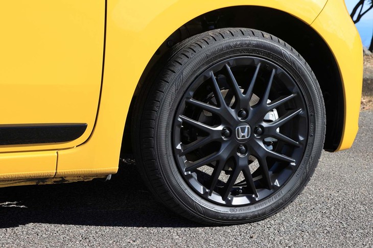 「RS」専用となるマットブラックの15インチアルミホイール。タイヤは「ダンロップ・エナセーブEC300」を履いていた。