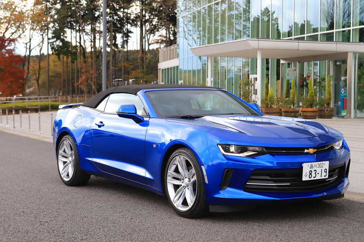 ソフトトップを閉じた状態の「カマロ コンバーチブル」。複雑な格納機構を備えながら、薄いグリーンハウスが特徴的なクーペとほぼ同じスタイリングを実現している。