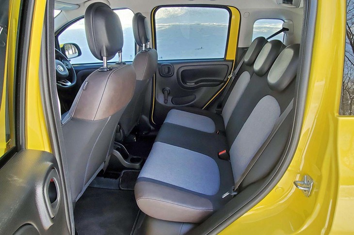 後席は60：40の分割可倒式。リア窓ガラスの開閉は、手動の回転式ノブで行う。