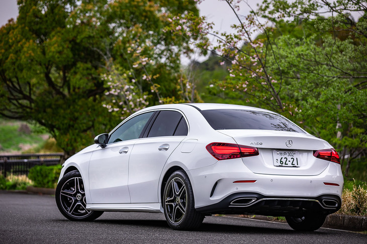 「Aクラス セダン」の外板色は、全7色から選択できる。今回の試乗車がまとっていたソリッドカラーの「ポーラーホワイト」は無償だが、他色はすべて有償オプションとなる。