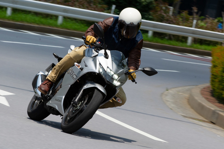 高い操縦安定性や強いタイヤのグリップ感と、スポーティーな運動性能を併せ持つ「ジクサーSF250」。幅広い層のライダーが、幅広いシチュエーションで楽しめるバイクに仕上がっていた。