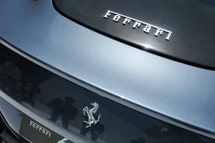 フェラーリ・ローマ スパイダー（「Ferrari」ロゴ＆エンブレム）