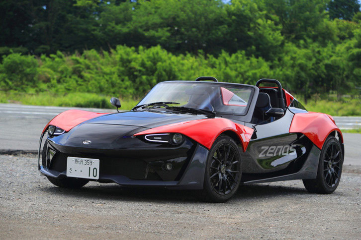 英国のゼノスが生産する軽量スポーツカーの「E10」。アルミ製バックボーンフレームにアルミハニカムとカーボンの複合素材でできたボディーをかぶせている。