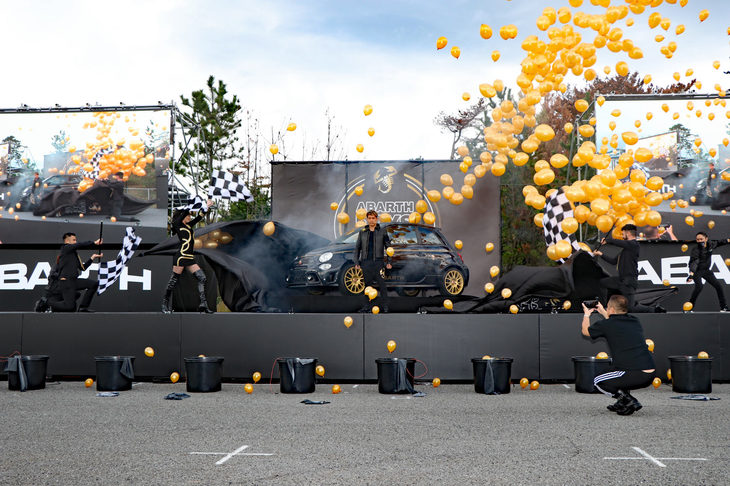 14時よりスタートしたイベントの冒頭では、日本初公開となる限定車「アバルト595スコルピオーネオーロ」が、マジシャンのセロによるド派手な演出でお披露目された。
