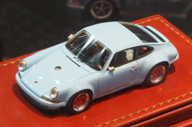 メイクアップのクオリティーを1/64スケールに凝縮した新ブランド「タイタン64」の第1弾となる「シンガー911（964）」。964をベースにアメリカのシンガービークルデザインが手がけたカスタム911のモデルだ。予定価格7800円。