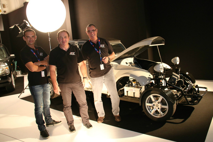 「フランス映画スタントマン協会」の皆さん。後方は2013年の映画『REDリターンズ』の撮影に用いられた「シトロエン2CV」。