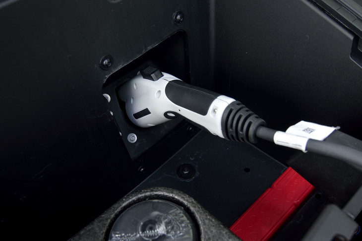 普通充電用のソケット。フロントのラゲッジスペース内にレイアウトされている。