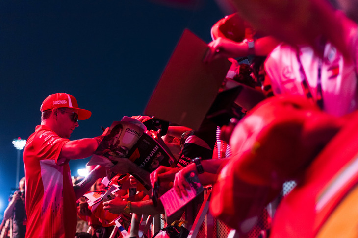 「真っ赤なアイスマン」もこれで見納め。2007年から3シーズン、そして2014年から5シーズンをともに戦ったフェラーリでの最後のGPで、キミ・ライコネン（写真）は4番グリッドから出走。今季13回目のポディウムを狙って走っていたが、7周目に突如マシンがパワーを失いストップ、電気系トラブルでリタイアという残念な結果に終わってしまった。2019年は、18年前にGPデビューを飾った古巣ザウバーでの、新しいキャリアがスタートする。（Photo=Ferrari）