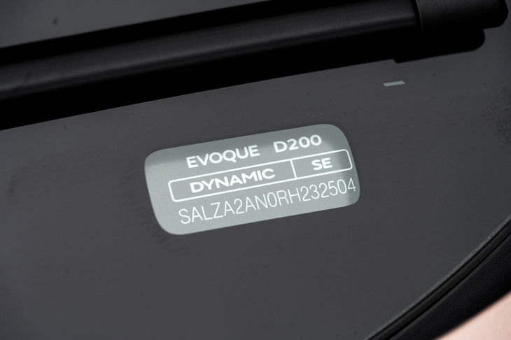 細かいことだが、ウインドシールドの付け根にシャシーナンバーとモデル名を記したプレートが備わるようになった。