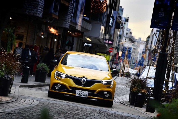 市街地を行く「メガーヌR.S.トロフィー」。乗り心地は硬めだが、突き上げられるような感覚はない。